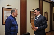 Дмитрий Миронов поздравил с юбилеем известного хоккеиста и тренера Михаила Варнакова