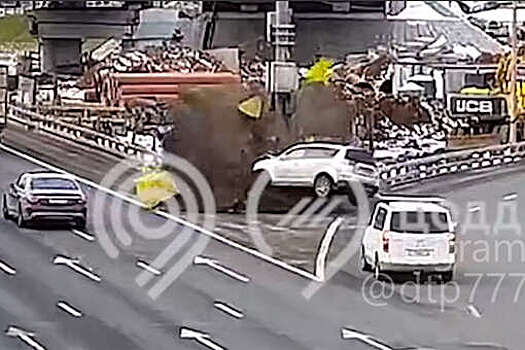 На МКАД на видео попало, как водителю стало плохо и он устроил ДТП