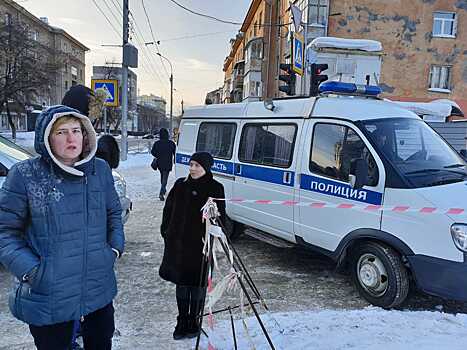 Горожане вызвали полицию к лицею «Надежда Сибири» из-за чистящей снег техники