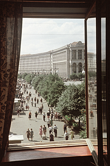Вид из окна на Крещатик и здание Главпочтамта, 1962 год