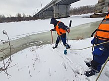 В ожидании паводка: в Оренбурге на реке Урал пилят лед