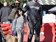 Папарацци впервые за долгое время засняли Еву Мендес и Райана Гослинга с подросшими дочерьми