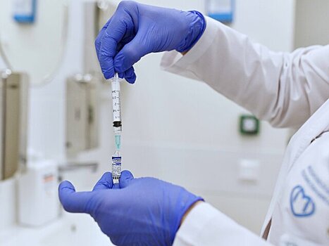 Главврач московской больницы призвал сделать прививку от COVID-19 в период отпусков