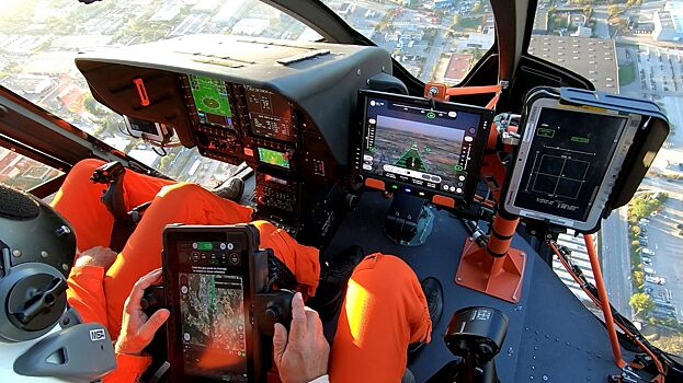 Пилот сидит с планшетом, вертолет управляется автономно: испытание Airbus FlightLab
