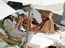 Хайди Клум попала в объективы папарацци в золотом бикини