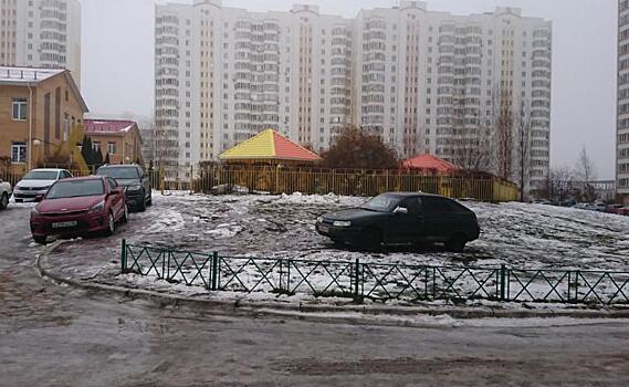 Курянина оштрафовали на 1500 рублей за парковку на газоне