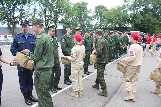 Юнармейцы приняли участие в торжественной отправке москвичей на военную службу в научные роты