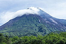 В Индонезии произошло мощное извержение вулкана: видео