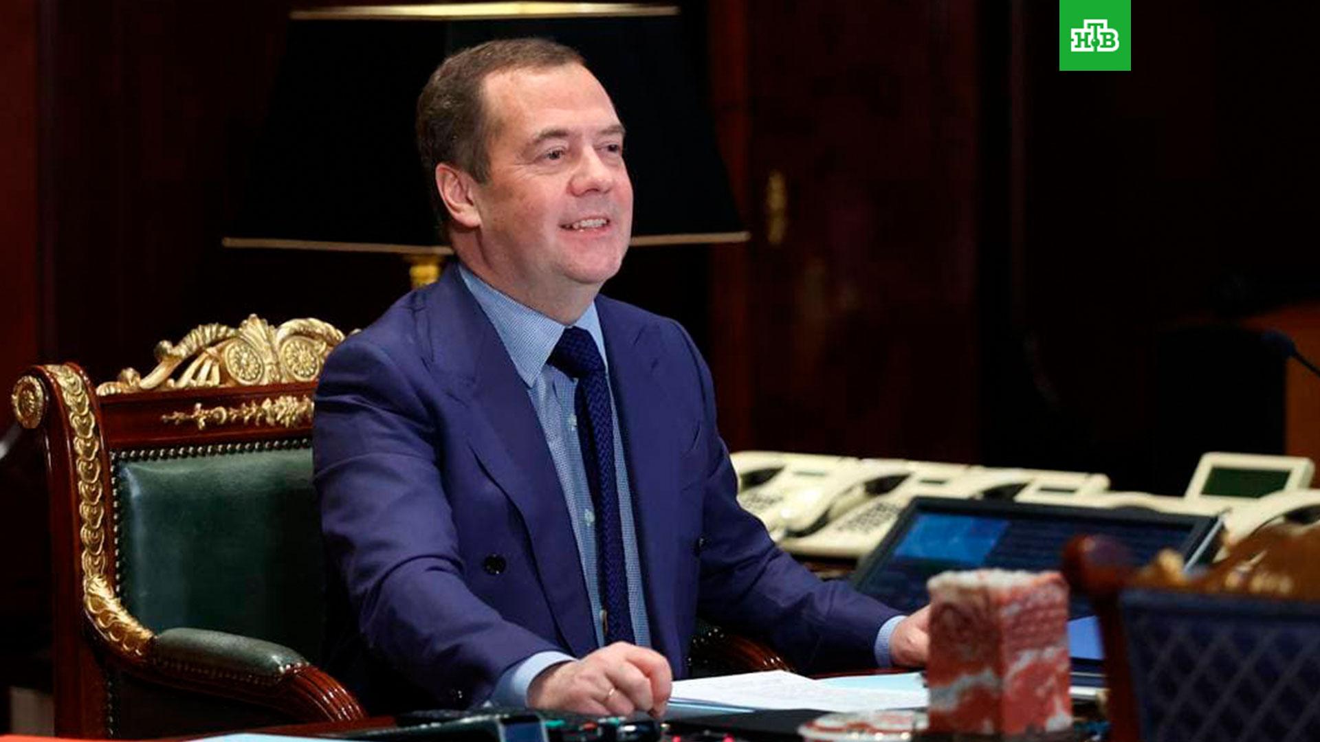 «Своих не бросаем»: Медведев поздравил россиян с Новым годом