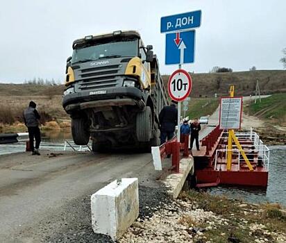 В Задонском районе Липецкой области понтонный мост рухнул под тяжестью грузовика