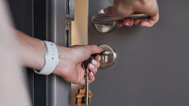 С кем нужно согласовывать установку тамбурной двери? Отвечают юристы