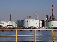 Нефть упала на фоне растущих запасов сырья