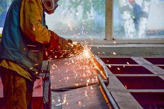 Искра от «болгарки» стала причиной крупного пожара в Рязани