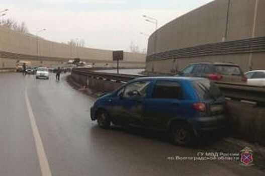 В Волгограде автомобиль протаранил бетонное ограждение тоннеля на Тулака