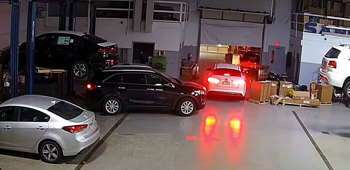 Посмотрите, как ночные воришки украли сразу несколько автомобилей Kia из дилерского центра