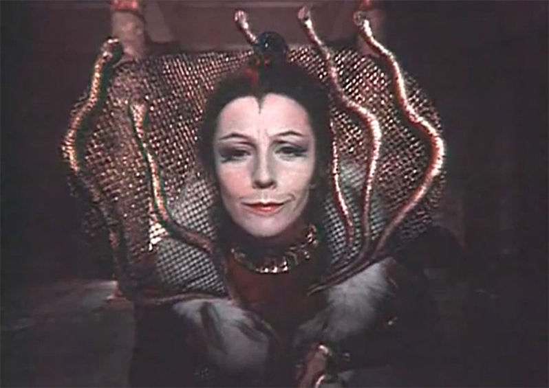 Наталья Варлей в сказке "Волшебник Изумрудного города" исполнила сразу две роли — злых волшебниц-сестер Гингемы и Бастинды.