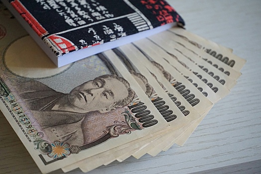 Курс иены рекордно рухнул