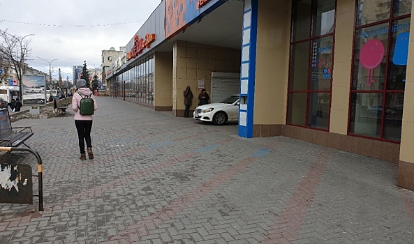В Воронеже оштрафовали водителя Mercedes за проезд по тротуару у Детского мира