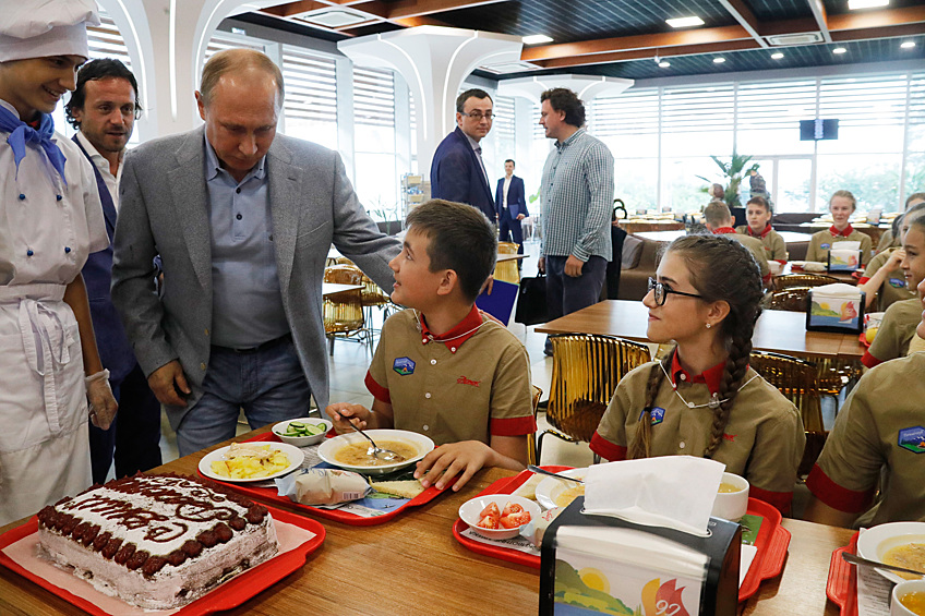 Президент РФ Владимир Путин во время посещения столовой в Международном детском центре "Артек", 2017 год