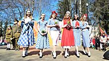 В ситцевых платьях в цветочек и военных костюмах вышли вологжане на «подиум» конкурса «Как в мае 45-го…»