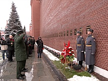 У некрополя Кремлевской стены почтили память маршала Дмитрия Устинова