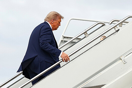 Трамп заявил, что не спотыкается на лестницах в отличие от Байдена