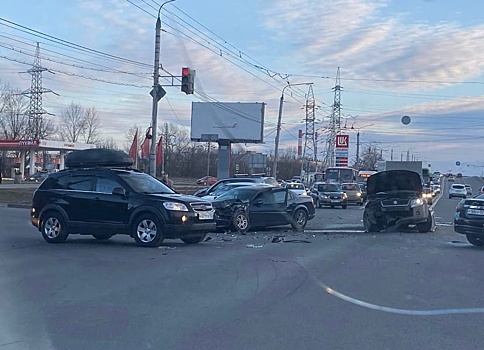 Пять автомобилей сошлись в аварии на Ленинском проспекте