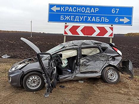 На Кубани "КАМАЗ" протаранил легковой автомобиль