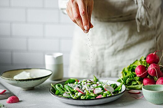 Врач объяснила, сколько соли можно употреблять в день в зависимости от пола и возраста