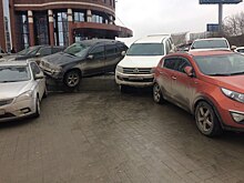 Видео: с парковки на Октябрьской магистрали упало две машины