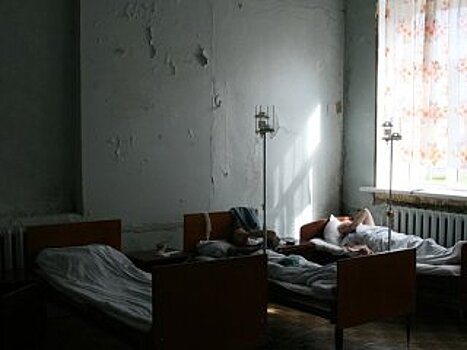 Радий Хабиров выступил против ободранных диванов в медицинских учреждениях