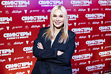Рудова пришла на премьеру «Свингеров» в сапфировом костюме, а Безрукова — в штанах с лампасами