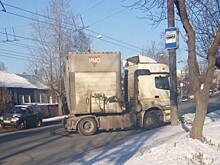 На Луганской занесло фуру — движение по улице оказалось парализовано