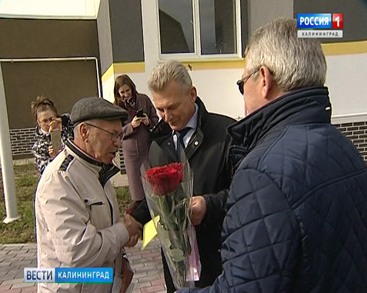В Калининграде 8 семей из аварийного дома получили ключи от новых квартир