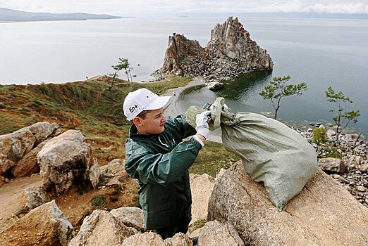 Миллионы тонн мусора грозят уничтожить Байкал. Спасет ли озеро запрет на продажу вокруг него пластиковых пакетов?