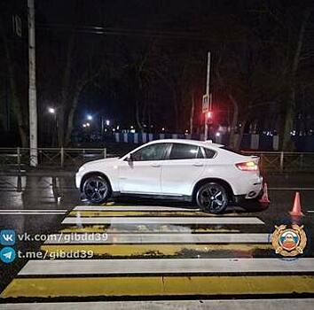 «Врачи спасали в машине скорой»: на Дзержинского сбили шедшего по зебре мужчину