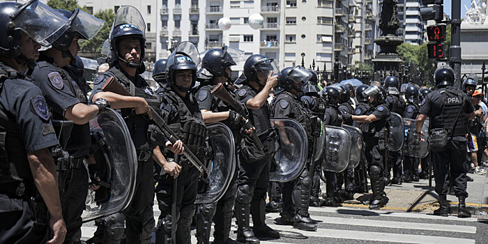 Троих демонстрантов задержали во время столкновений с полицией в Аргентине