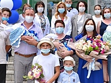 В Омске родителям первой в этом году тройни подарили 300 тысяч рублей