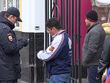 «Каждый может стать гражданином РФ». Силовики во время рейда предложили мигрантам поехать на СВО