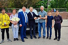 Губернатор Подмосковья передал многодетной семье из Луховиц новую машину