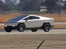 Tesla Cybertruck заметили во время испытаний с боковыми зеркалами и дворниками
