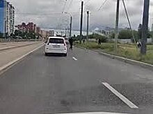 Бегущего от полицейских голого россиянина сняли на видео