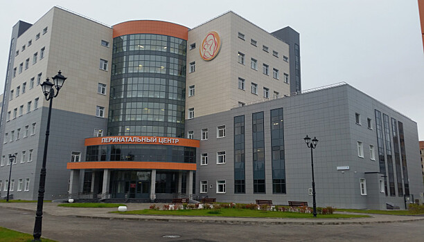 В еще не открывшемся перинатальном центре решили заменить окна