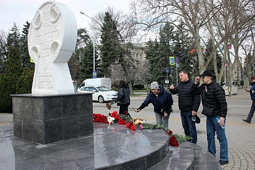 Музыканты группы «Пикник» возложили цветы к мемориалу у Crocus City Hall