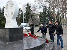Музыканты группы «Пикник» возложили цветы к мемориалу у Crocus City Hall