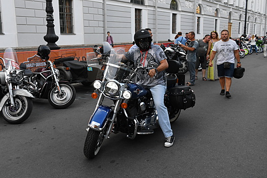 Александр Дрозденко прокатился с ветерком на Harley-Davidson фестивале в Санкт-Петербурге