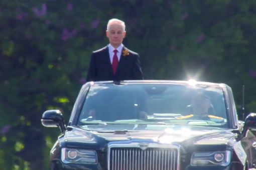 Белоусов принимает парад в честь 80-летия Победы в войне в строгом костюме