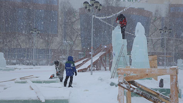 В Нижневартовске оштрафуют компанию-создателя суровой ледяной Снегурочки