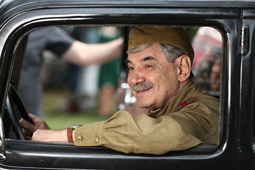 Актер Александр Панкратов-Черный на съемках сериала «По законам военного времени», 2019 год