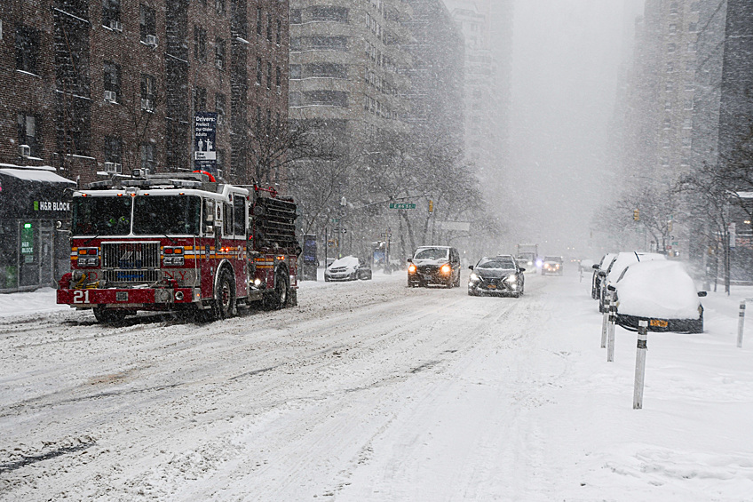 Мощный снегопад обрушился на Нью-Йорк, вызвав массовые отключения электричества и дефицит продуктов в магазинах